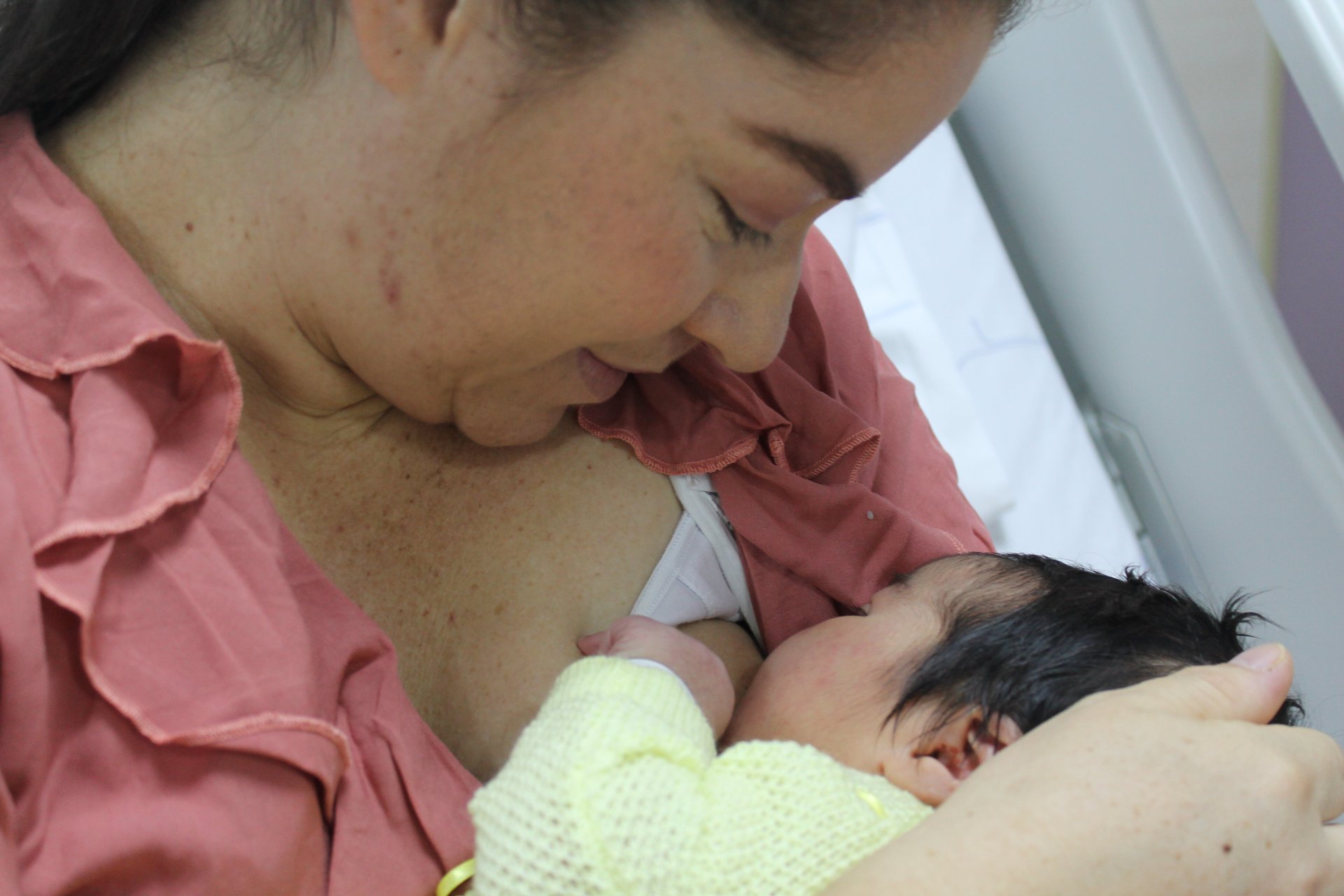 La lactancia materna es fundamental para el adecuado desarrollo del bebé, por esto debe brindarse lactancia materna exclusiva hasta los 6 meses de edad.