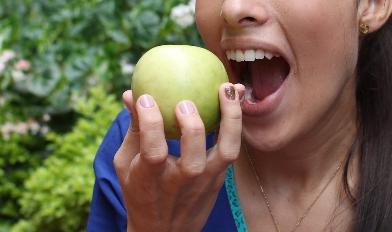 Persona comiendo una manzana