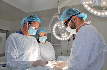 Profesionales de la salud realizando una cirugía en quirófano